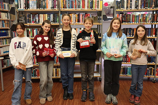 Alle sind Gewinner Gruppenfoto aller Teilnehmenden am Vorlesewettbewerb 25/26