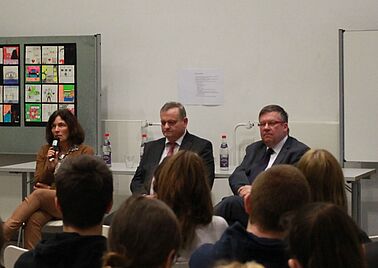 Die drei Abgeordneten im Gespräch mit den Schülerinnen und Schülern:
Von links: Kerstin Celina MdL, Manfred Ländner MdL und Volkmar Halbleib MdL
Foto: Deutschhaus-Gymnasium sozialkunde_1819