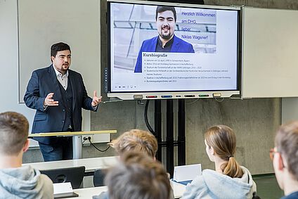 MdB_Niklas_Wagener_in_der_10b__Foto_Michael_Pietschmann__13