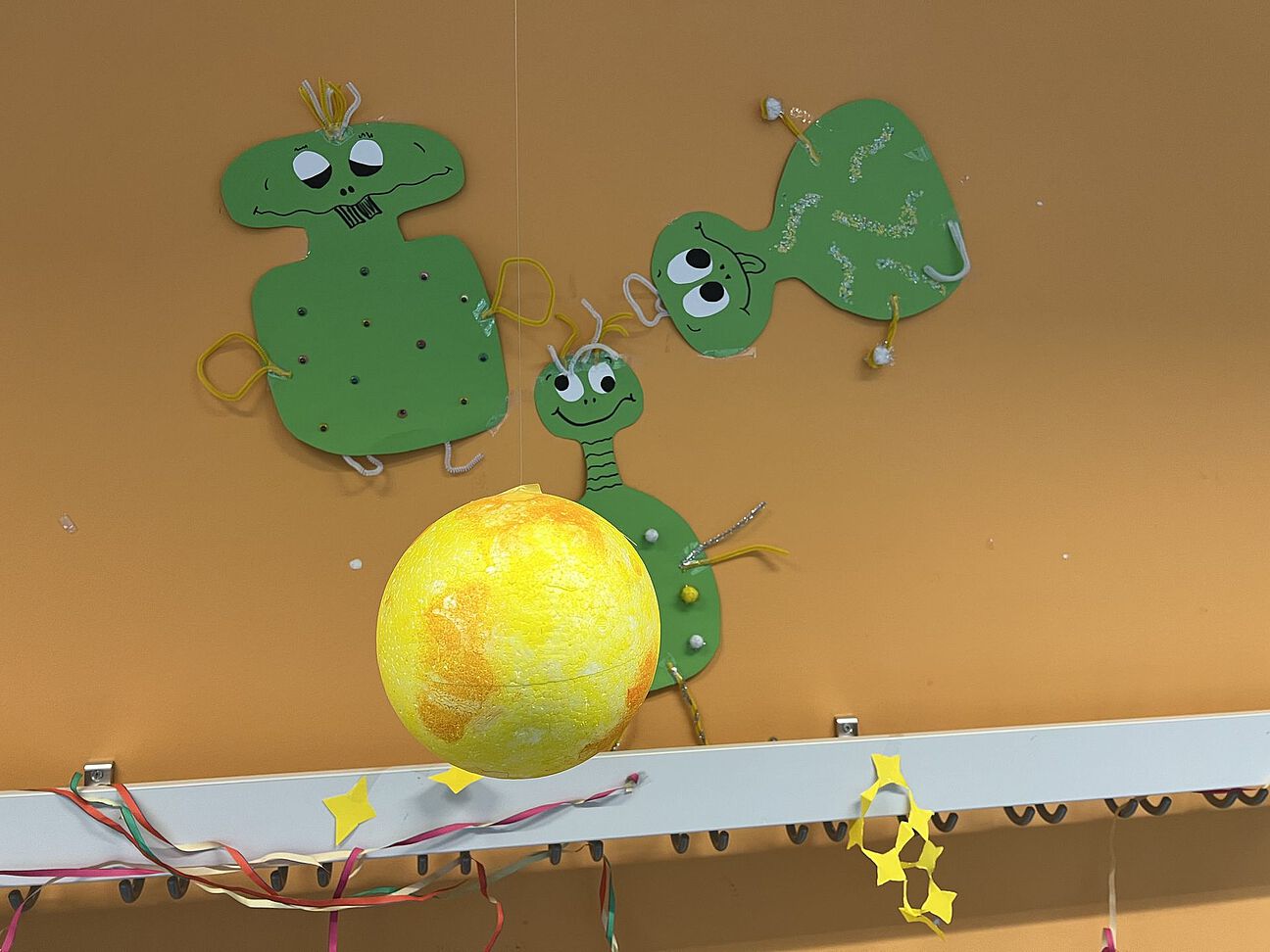 In der 6b haben freundliche Aliens Kontakt zu uns Erdenbewohnern aufgenommen. (2. Platz) 6b_1