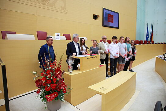 Die Projektbeteiligten mit OStD Michael Schmitt (Quelle: SPD-Landtagsfraktion Bayern) brueckenbauerpreis2022_2