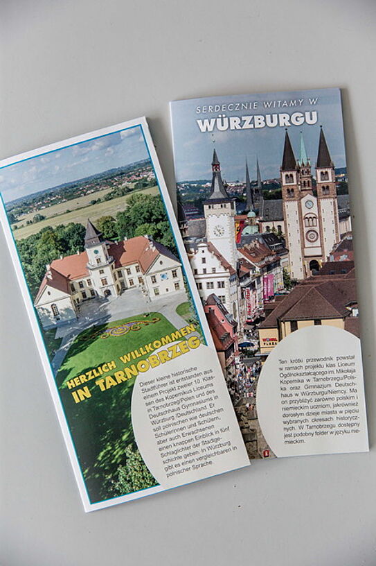 Das Ergebnis der jüngsten Zusammenarbeit der Schulen: Historische Stadtflyer zu Würzburg und Tarnobrzeg in der Landessprache des Gastlandes, Foto: M. Pietschmann polen_2019_1