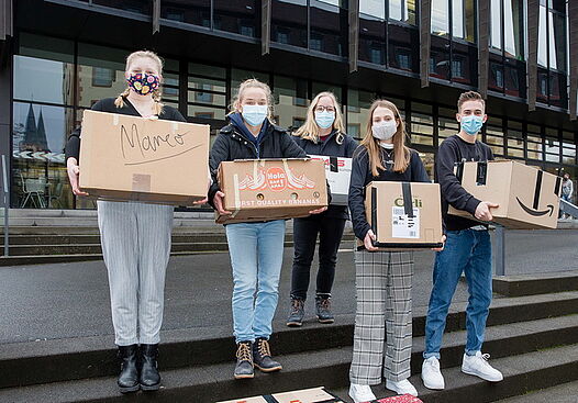 Schulsanitäterinnen und Schülersprecher des Deutschhaus-Gymnasiums bringen Pakete für Bedürftige auf den Weg. weihnachtstrucker20_1