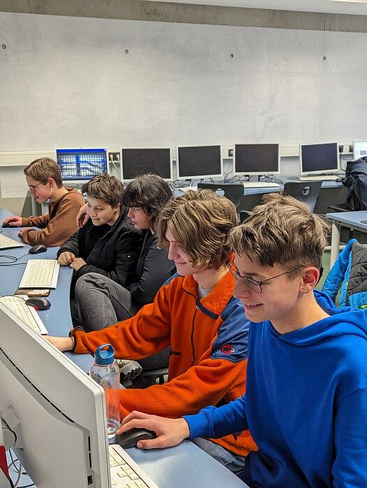 Konzentriert bei der Recherche Konzentriert bei der Recherche