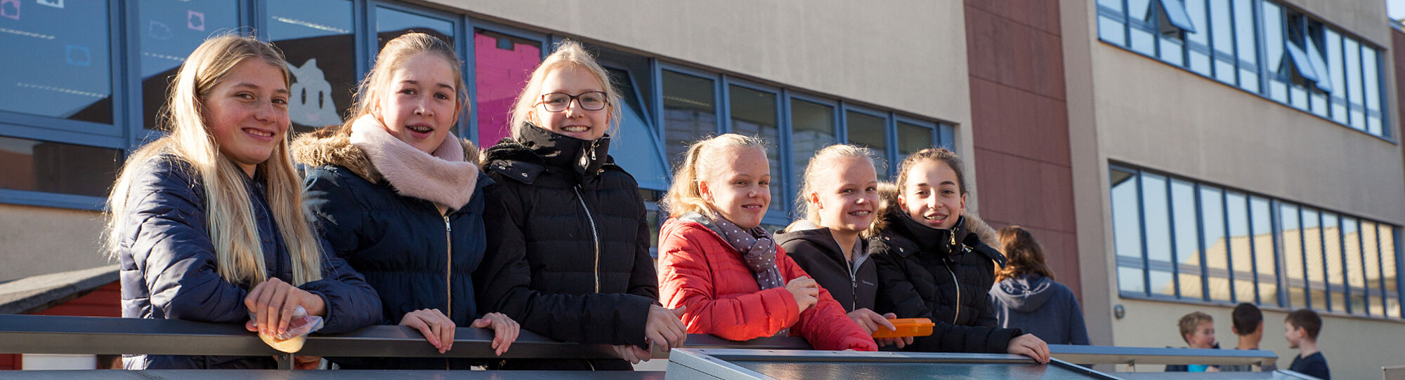 Schülerinnen im Pausenhof Schule Würzburg