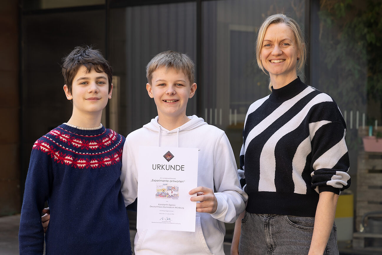 Foto (von links): Elijah, Konstantin und ihre Lehrkraft Frau Fenner Foto (von links): Elijah, Konstantin und ihre Lehrkraft Frau Fenner