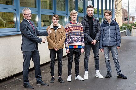 Die ehrenamtlich engagierten DHG-Schüler (von rechts) Jakob, Lukas, Finn und Christian mit Schulleiter Michael Schmitt.
(Es fehlen: Jonathan und Julia).
Foto: Michael Pietschmann, Deutschhaus-Gymnasium feelfree18