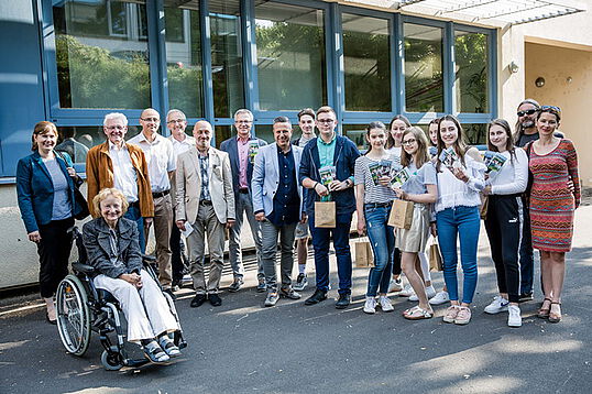 Schülerinnen und Schüler der 10 d mit den polnischen Gästen und Förderern des Projekts, Foto: M. Pietschmann polen_2019_3