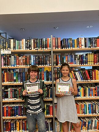 Die beiden GewinnerInnen Helene (5c) und Lorez (5m) engl2223_1